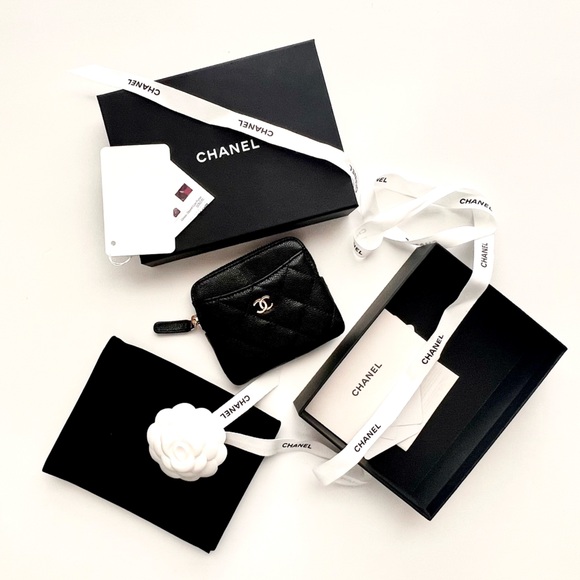 🔥 CHANEL Caviar Quilted Zip Card Holder
Wallet in Black with gold hardware - Picture 2 of 13